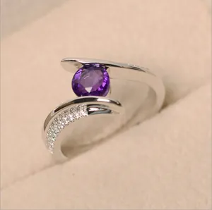 Makro-Detail eines lila Edelsteinrings mit Zirkonia-Mikropavé auf Silberband