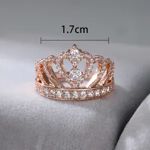 Détail macro de la bague couronne en or rose avec motif cœur et mesure de 1,7 cm