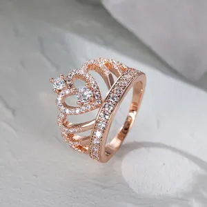 Vue détaillée de la bague couronne en or rose avec cadre en cœur et zircons brillants