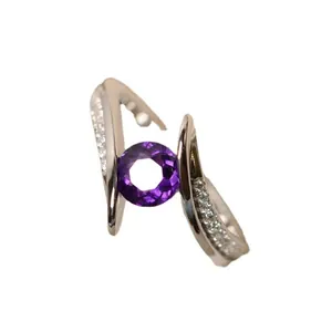Anello d'argento minimalista con zircone viola tondo e fasce asimmetriche con cristalli