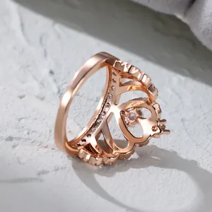 Vue détaillée de la bague couronne en or rose élégante avec oxydes de zirconium