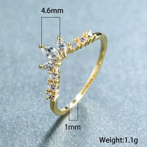 Anello a corona a V minimalista in argento dorato con zirconi marquise scintillanti