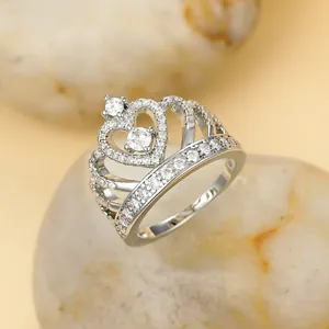 Gros plan détaillé d'une bague couronne en argent avec motifs de cœur et zircons brillants