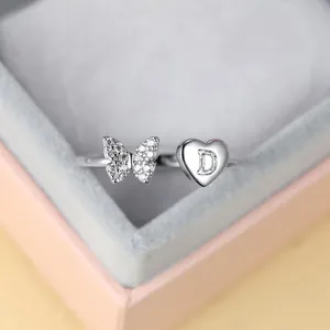 Détail macro d'une bague papillon réglable avec cœur et gravure lettre D