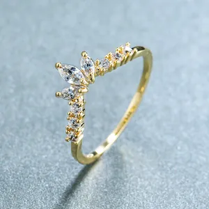 Vista macro dell'anello a V in argento S925 dorato con zirconi taglio marquise e tondi