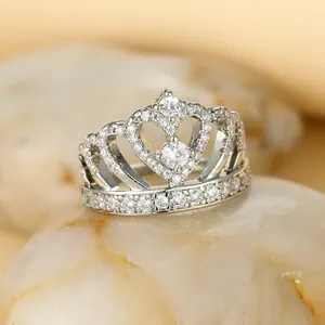 Vue macro de la bague couronne en argent avec cadre en cœur et pavé de zircons
