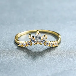 Lussuoso Anello a Forma di V Corona in Argento Sterling 925 Placcato Oro per Donna Minimalista con Zirconia Intarsiata Gioielli