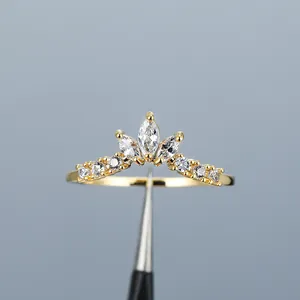 Elegante anello a corona d'oro da donna con pietre luccicanti a taglio marquise e tondo