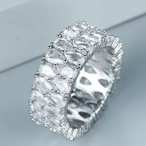 Drierijige ring met peervormige zirkonia in roségoud met een schitterende glans