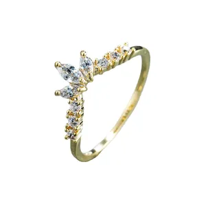 Anello a corona dorato a forma di V con zirconi a taglio marquise e rotondi