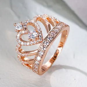 Bague couronne élégante en or rose avec détails en cœur et zircons scintillants