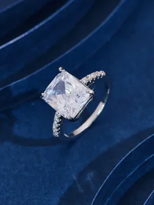 Macro-opname van 5-karaats kussengeslepen ring met klassieke vier-klauwzetting