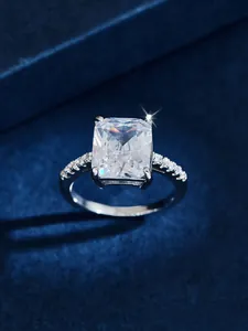 Macro-opname van een 5-karaats zirkonia ring met stralende slijpvorm en vierklauwzetting