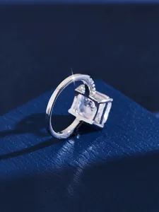 Macro zijaanzicht van de ring met vierkante slijpvorm en pavé op leerstructuur
