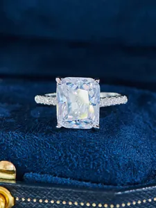 Macro-opname van een grote rechthoekige zirkonia ring met pavé gezette diamantband