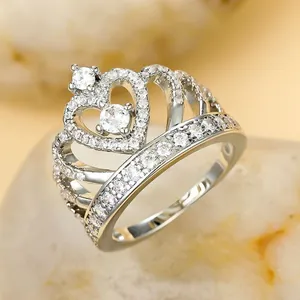 Bague couronne élégante en argent avec cadre en cœur et pavage de zircons blancs