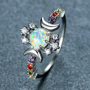 Hemelse opaal ring met halve manen en veelkleurige zirkoon accenten in zilveren afwerking