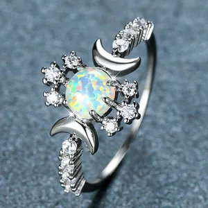 Zilveren ring met ronde opaal en fonkelende halve manen in een verfijnd design