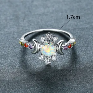 Macro-opname van maan- en ster-opaalring met 1,7 cm diameter en gekleurde edelstenen