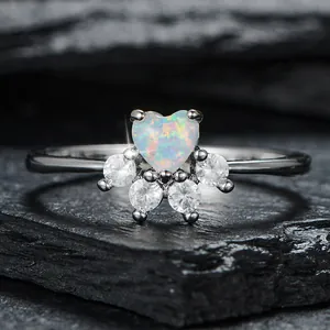 Anillo de garra de plata con opalo azul de corazon y acentos de circonita brillante