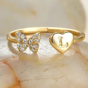 Bague ouverte dorée ornée d'un papillon en cristal et d'un cœur gravé de la lettre L