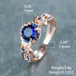 Detalle macro de un anillo con gema azul de 7mm y filigrana floral de oro rosa
