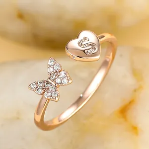 Bague réglable en or rose avec un cœur lettre S poli et un papillon en zircon scintillant
