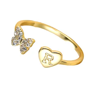 Bague ajustable dorée avec papillon en cristal et cœur gravé de la lettre R