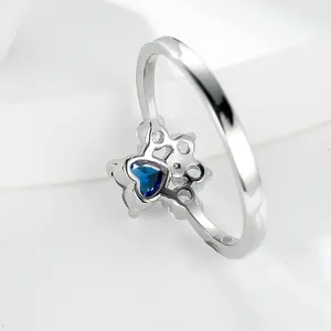 Anillo de plata estilo Ins con circón azul de corazón y cristales de huella animal