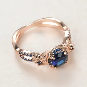 Elegante anillo de mariposa en oro rosa con un gran zafiro azul óvalo en el centro