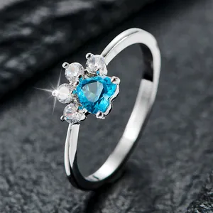 Anillo de pata de moda con circonita azul de corazón y acabado plata sobre piedra