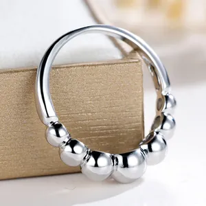 Anello geometrico con perline d'argento con finitura lucida e design moderno a sfere metalliche