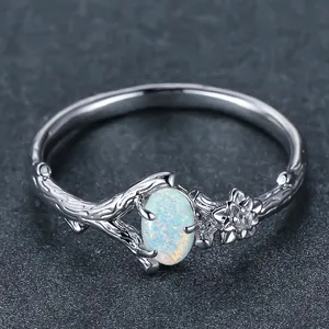 Anello con opale ovale con design vintage a rami e dettagli floreali per donna