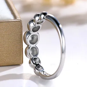 Elegante anello geometrico con perline d'argento e finitura lucida da donna