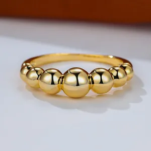 Dettaglio macro dell'anello a sfere dorate con trama metallica sferica liscia