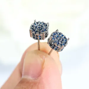 Funkelnde silberne Rundstecker mit blauem Zirkon-Pavé-Besatz für stilvolle Damen