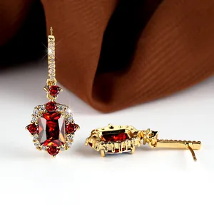 Vintage-Goldohrringe mit rechteckigen roten Edelsteinen und Kristallen im royalen Stil