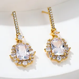 Vintage-Gold-Ohrhänger mit rechteckigen blauen Saphiren und funkelnden Kristallen