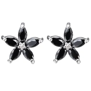 Vue détaillée de boucles d'oreilles pétales en cristal marquise noir et métal argenté