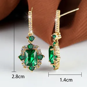 Detailansicht goldener Vintage-Ohrringe mit Smaragdsteinen und Maßen 2,8x1,4cm für Damen