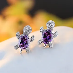 Macro di orecchini a forma di tartaruga in argento con gemma viola e zirconi pavé
