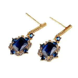 Elegante goldene Ohrringe mit großen blauen Saphiren und weißen Zirkonia-Akzenten