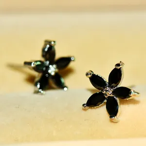 Boucles d'oreilles fleur élégantes avec pierres marquises noires et détails en cristal