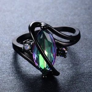 Macro detail van S-vormige zwart goud ring met marquise mystic topaz en zijsteentjes