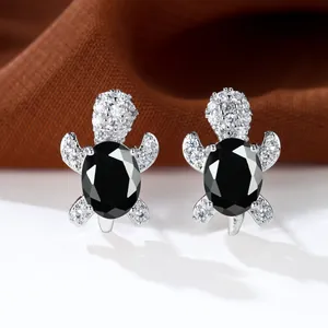 Orecchini a perno a tartaruga con pietre nere ovali e micro-cristalli in argento 925