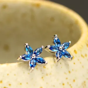 Boucles d'oreilles minimalistes avec pétales de fleurs en cristal bleu et argent