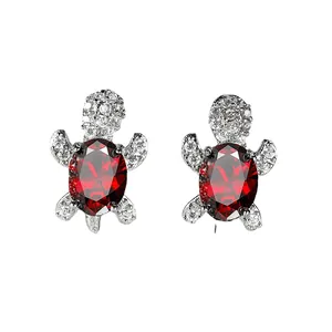 Orecchini a lobo tartaruga in argento con gemme rosse ovali e cristalli micro-pavé scintillanti