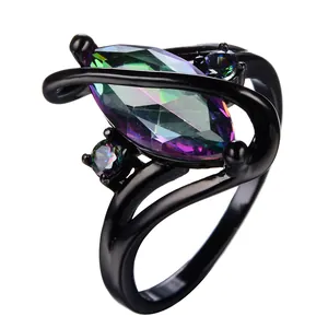 Elegante zwart goud S-vormige ring met een marquise geslepen opaal en zijstenen