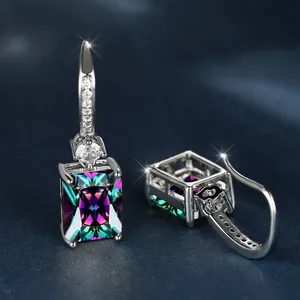 Detalle macro de pendientes rectangulares de cristal aurora con ganchos de circonita