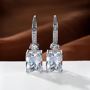 Detalle de los pendientes de circonita cúbica con corte esmeralda y enganche de plata